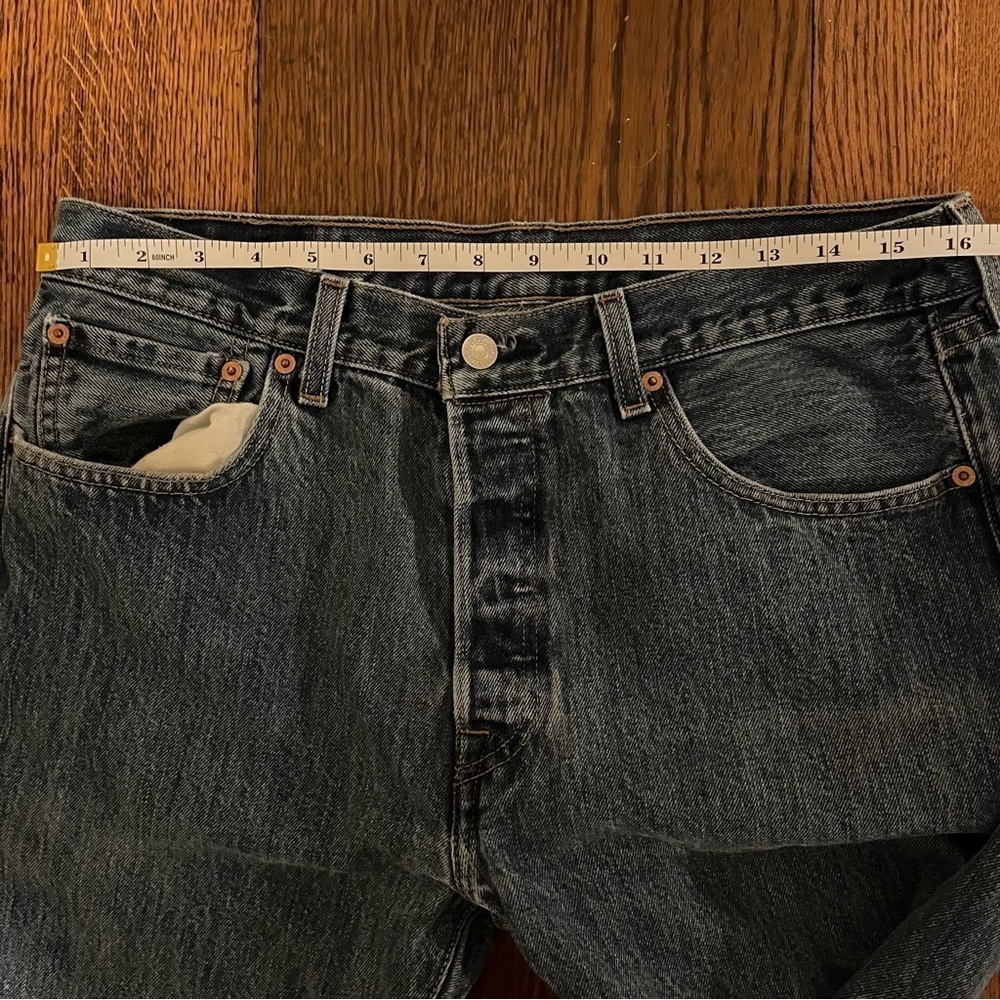 LEVI’S ~ Men’s Classic 501s Button Fly 34x34 Blue Medium Wash Jeans - Picture 5 of 6